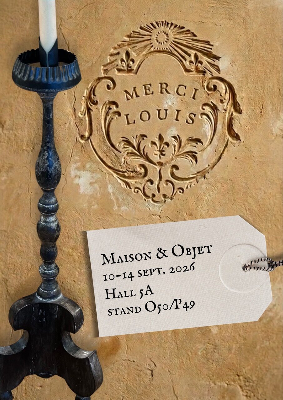 Bougeoir Merci Louis devant le blason gravé de la maison