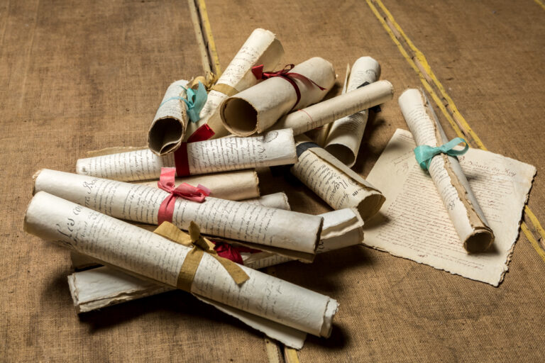 6 manuscrits "aux rubans"